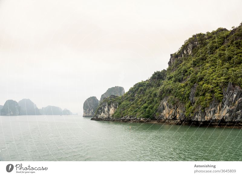 Landschaft in Halong-Bay, Vietnam strauch Busch Gebüsch grün Layer Entfernung Weite Wellen Schichten Ha-Long Asien Außenaufnahme Ferien & Urlaub & Reisen Stein