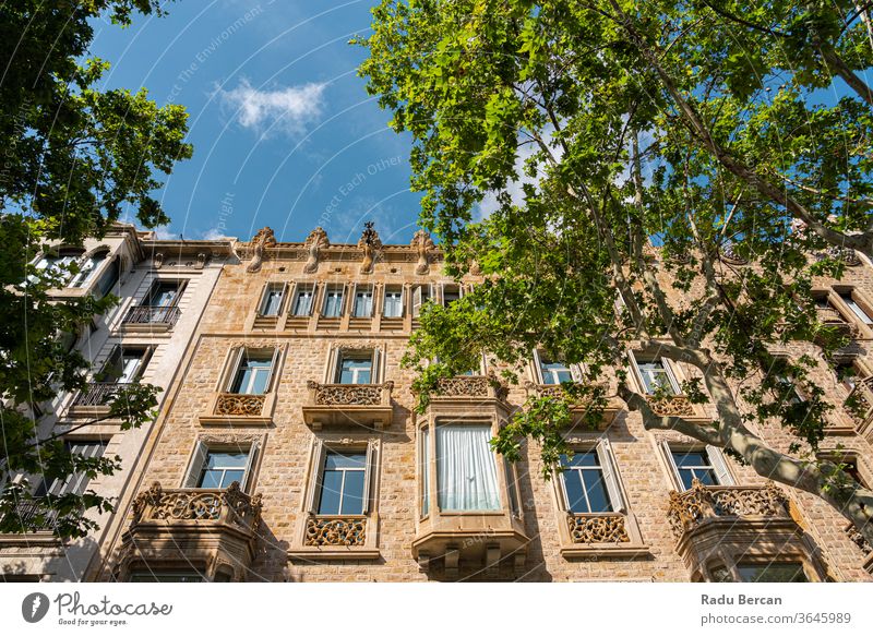 Wunderschöne Fassadenarchitektur in der Stadt Barcelona, Spanien Spanisch Wahrzeichen Europa architektonisch Katalonien Straße urban antik Balkon Kultur