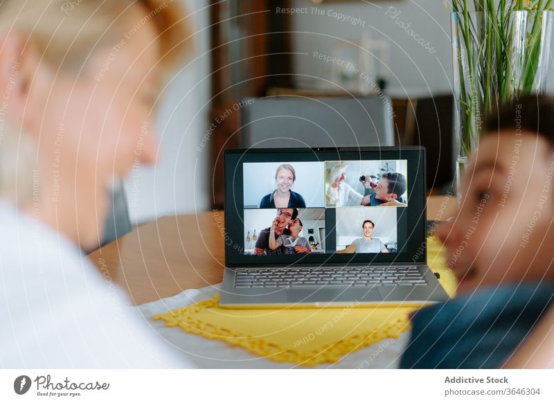 Fröhliche Mutter und Sohn bei Videokonferenz auf Laptop Videoanruf benutzend aufgeregt relativ Quarantäne soziale Distanzierung Talkrunde Bund 19 Glück