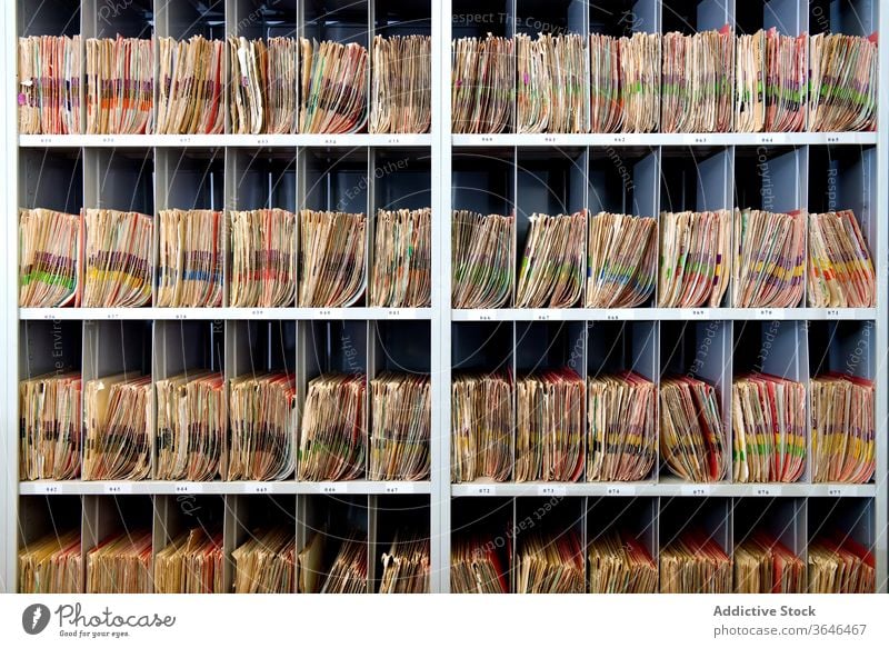 Archiv mit sortierten Papieren unterschiedlicher Farbe Regal Lager Alphabet Orden ähnlich mehrfarbig Unternehmen Reihe Sammlung Arbeitsplatz Kulisse vertikal
