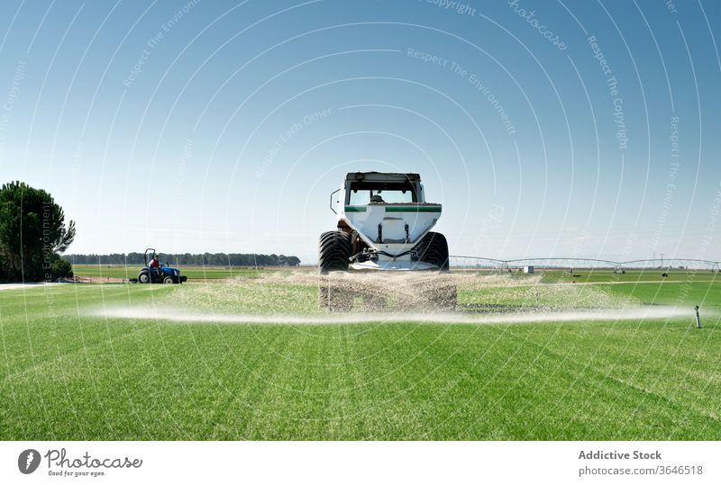 Industrieller Traktor bewässert landwirtschaftliches Feld Ackerbau Wasser Maschine grün Gras Landschaft Natur ländlich Wiese industriell Sommer Bauernhof