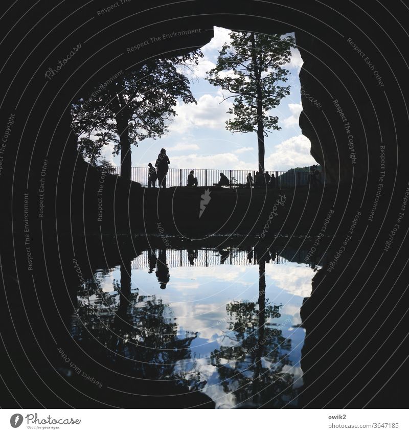 Symmetrie | Höhlenmenschen Durchgang Menschen Silhouette Freizeit erholen entspannen Reflexion & Spiegelung Pfütze Wasser Felsen Elbsandsteingebirge