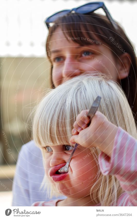 Sonntagscafe Kind Mädchen Kleinkind Löffel Besteck Essen löffeln Ernährung Kindheit Mensch 1-3 Jahre Kindererziehung lecker ponyfrisur blond Mittagessen Eis