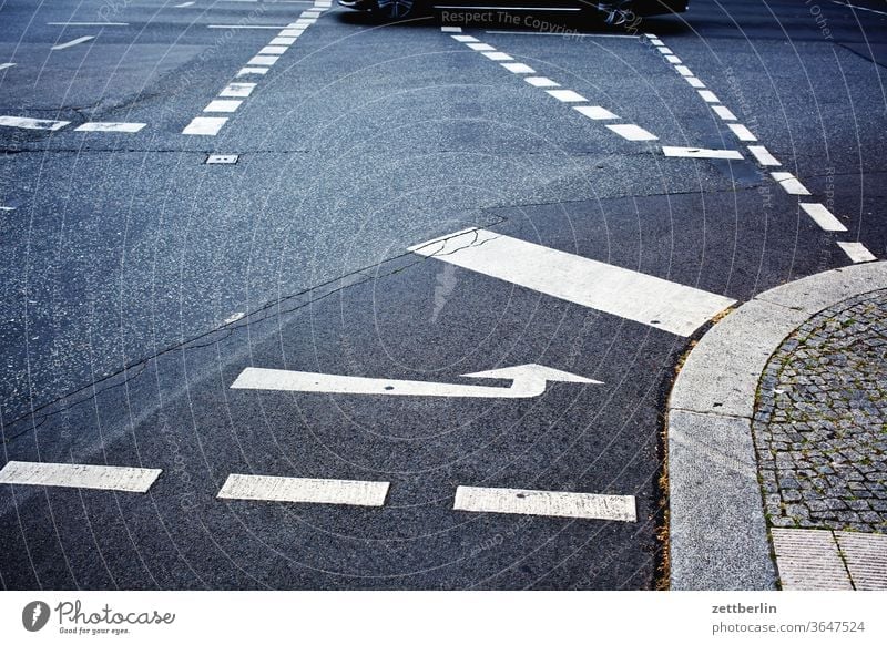 Fahrbahnmarkierungen an einer Kreuzung abbiegen asphalt autobahn ecke fahrbahnmarkierung fahrrad fahrradweg hinweis kante kurve linie links navi navigation