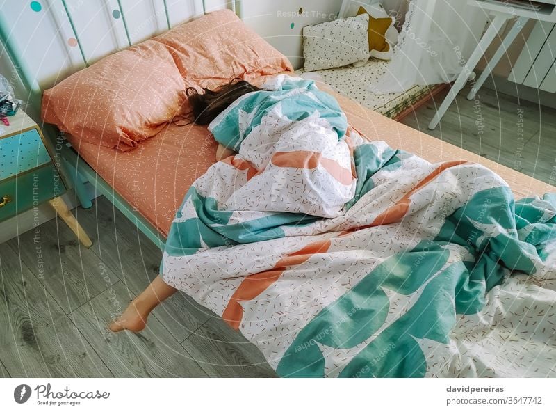 Mädchen schläft zugedeckt in ihrem Bett unkenntlich LAZY schlafen bedeckt schläfrig Morgen tief schlafend Schlafzimmer jung Kopfkissen müde Frau heimwärts