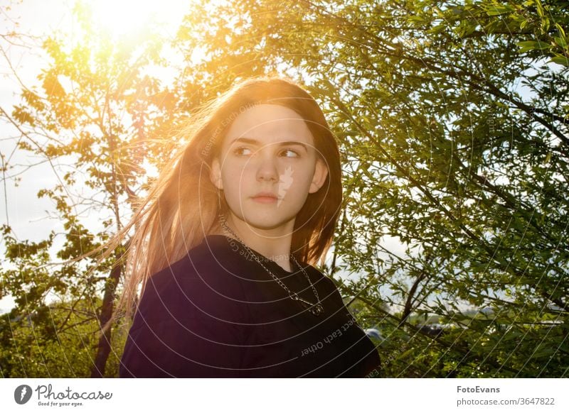 Mädchen steht im Freien mit Baum und Sonnenuntergang Porträt Natur Person Tag Schönheit Frau attraktiv wirklich echte Person Behaarung kahl Sonnenaufgang weich