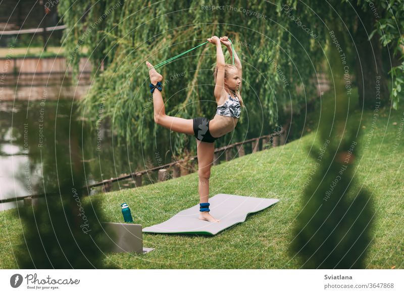 Ein Teenager-Mädchen spielt während der Quarantäne-Selbstisolierung in der Nähe ihres Zuhauses Sportspiele. Sie treibt Sport. Gesunder Lebensstil Yoga im Freien
