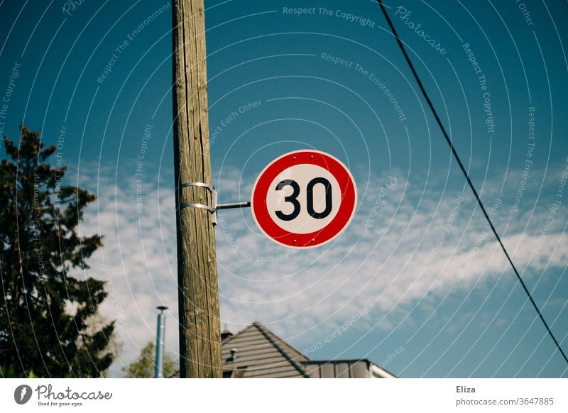 Verkehrsschild 30er Zone. Geschwindigkeitsbegrenzung. Straße Schilder & Markierungen Straßenverkehr Verkehrszeichen blauer Himmel Wohngebiet Tempo 30