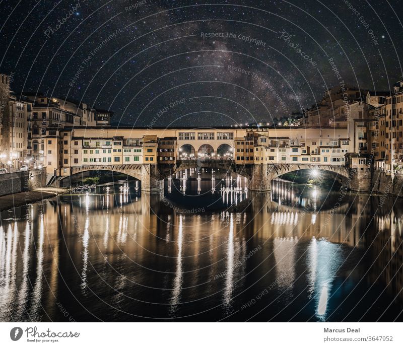 Nachts beleuchtete Brücke Ponte Vecchio unter der Milchstraße. Florenz Stern Milchstrasse Astrofotografie Italien Großstadt Architektur Renaissance