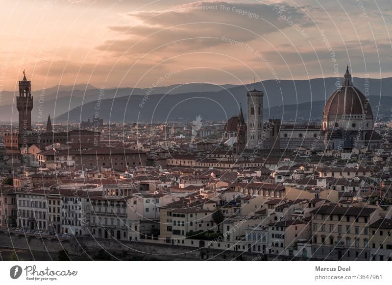 Die Skyline von Florenz bei Sonnenuntergang mit dem Dom und Türmen mit Bergen im Hintergrund florenz italien Italien Großstadt Duomo florenz duomo Stadtbild