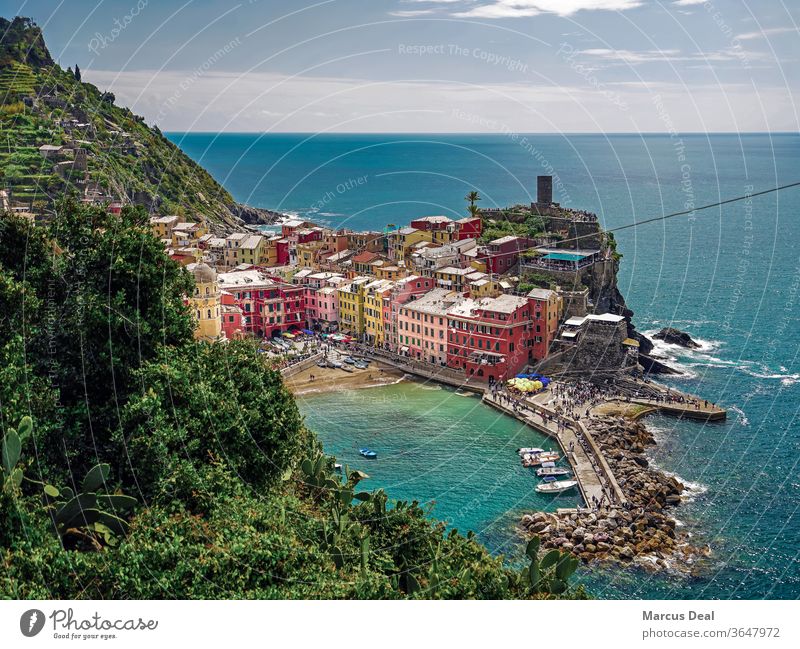 Stadt Vernazza in den Cinque Terre, Italien, mit ligurischem Meer und Horizont im Hintergrund Sommer bunt farbenfroh Farben MEER Wasser mediterran