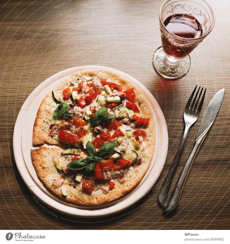 frische Pizza mit Wein pizza wein besteck abendessen italienische küche lecker glas mediterane küche hunger Italienische Küche Innenaufnahme Fastfood