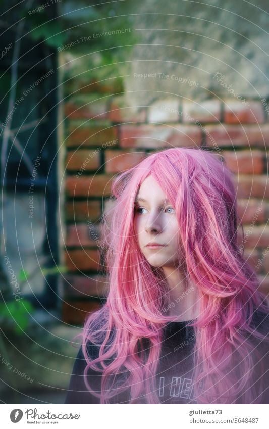 Porträt eines Teenager Mädchens mit langen rosa Haaren Schatten Licht Tag Außenaufnahme Farbfoto Pubertät Gefühle langhaarig 13-18 Jahre Haare & Frisuren