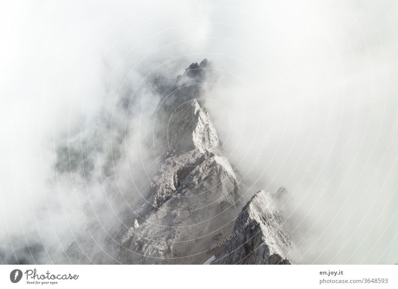 Bergspitze die aus den Wolken herausragt herausragen durchbrechen eingehüllt einhüllen Gebirge Berge u. Gebirge Alpen Felsen Gipfel Kante