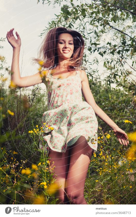 Glückliches Mädchen. Blondhaarige Frau, die im Sommer ekstatisch glücklich im hohen Gras tanzt Beine Tanzen Teil von Körper Kleid springen aktiv jung Schönheit