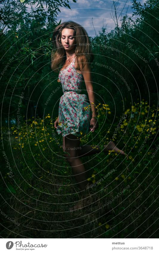 Mysteriöses Mädchen rennt in der Nacht auf dem Sommerfeld aus hohem Gras blond frei rennen Freiheit Wind Junge Frau Kleid Schnappschuss schön Feld Fliege Mode