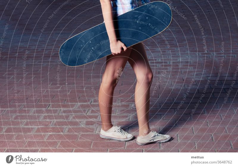 Seitenansicht von jungen Frauen mit Skateboard Mädchen Spaß Jugend Sport aktiv Skateboarding Skater Menschen Behaarung schön Schönheit lässig Glück hübsch eine