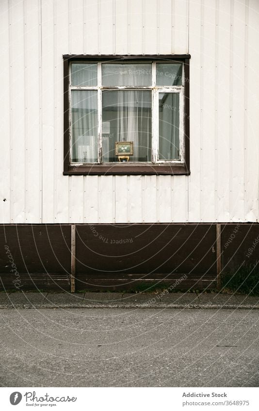 Außenseite des Hauses mit schäbigen Fenstern alt Gebäude wohnbedingt Fassade Anschlussgleis verwittert Wand hölzern gealtert Cottage tagsüber Grunge