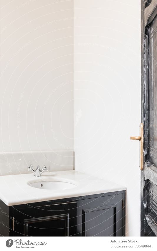 Modernes minimalistisches Badezimmer-Interieur zu Hause Innenbereich Waschbecken Waschtisch Einheit Wasserhahn modern Stil Hartholz rostfrei Stahl hölzern