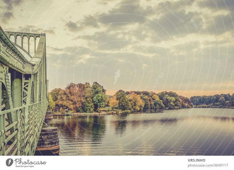 Früh am Morgen an der herbstlichen Havel | Tiefer See und ein Ausschnitt der Glienicker Brücke Fluss ruhig Landschaft Wasser Natur menschenleer Stille still