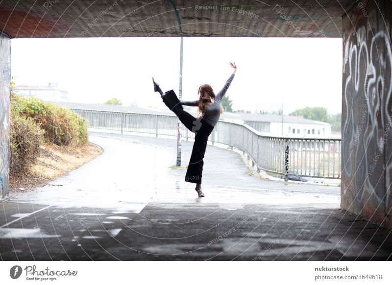 Ein Bein hält Ballett vor dem Eingang der Stadtunterführung Balletttänzer stehen Tänzer Tanzen Frau ein Beingriff eine Person Mädchen Stollen Unterführung