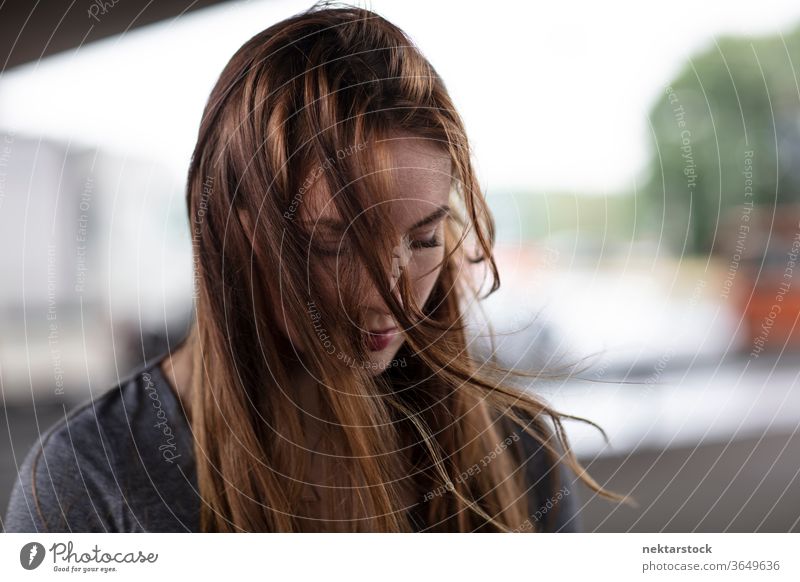 Porträt einer traurigen jungen Frau mit Blick nach unten eine Person Mädchen Junge Frau menschliches Gefühl deprimiert unglücklich herabsehend Kopfschuss