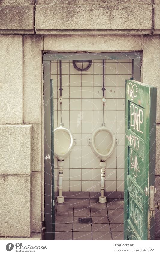 öffentliche Herrentoilette, aktuell frei und kostenlos Toilette Pissoir urinieren Fliesen u. Kacheln weiß Sauberkeit Ausscheidungen dreckig Öffentliche Toilette