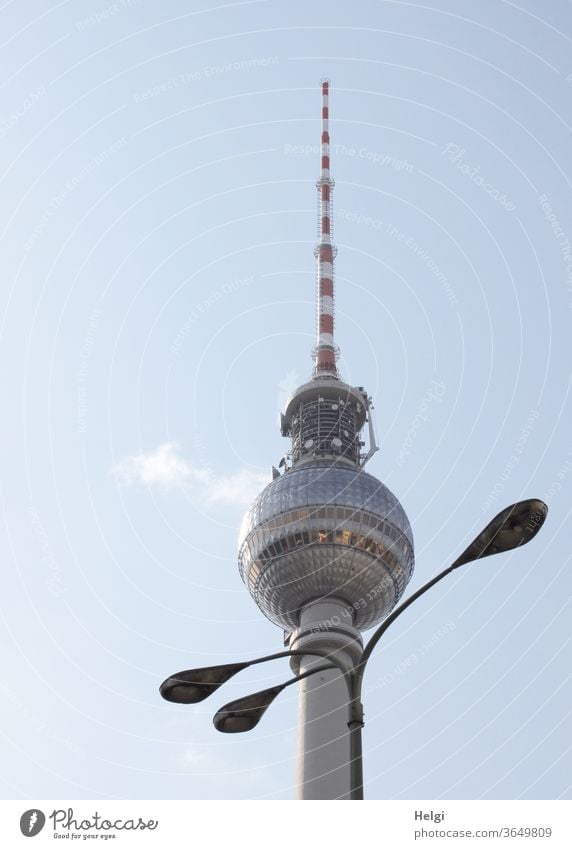 Halsschmuck - dreiarmige Lampe steht dekorativ vor dem Berliner Fernsehturm, der Himmel ist blau mit einem Wölkchen Straßenlaterne Wahrzeichen Turm Architektur