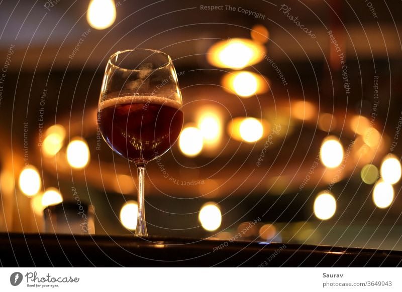 Ein mit Rotwein gefüllter Kelch mit Daumenabdrücken darauf. Essen und Trinken trinken Alkohol Küche Lifestyle Glas Weinglas Sangria Bar im Innenbereich