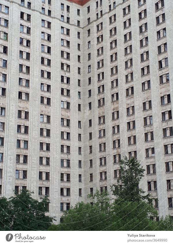 Wohnheim der Staatlichen Universität Moskau. Hoher Wohnblock mit grauen Wänden und Fenstern. Wohnwohnungen mit architektonischem Hintergrund. Unterkunft
