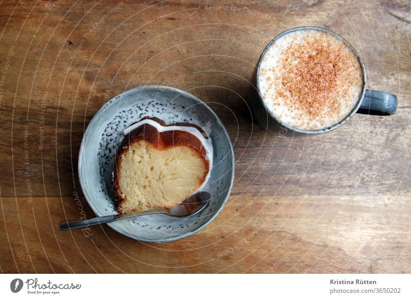 kaffee und kuchen gugelhupf rodonkuchen napfkuchen bundkuchen sandkuchen rührkuchen pound cake bundt cake zitronenkuchen gebäck milchkaffee latte zimt café