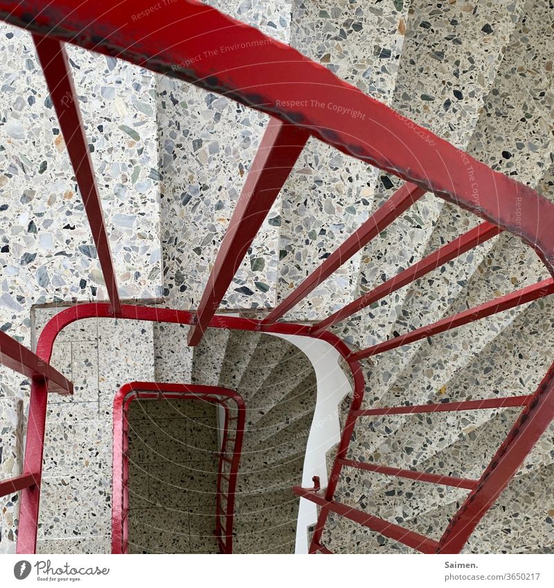 Treppe Geländer Architektur Treppenhaus aufwärts Treppengeländer abwärts Abstieg aufsteigen Treppenabsatz Haus Menschenleer treppensteigen rot