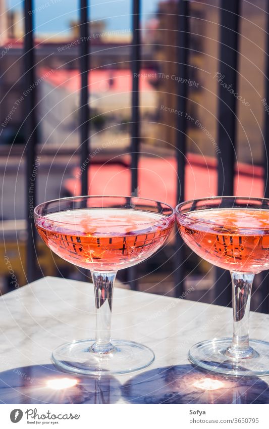 Zwei Kristallgläser mit Stiel und Rosenwein Wein Roséwein weiß Glas Murmel Party rosa trinken Abendessen Tisch Reichtum Licht Hintergrund modern Alkohol Bar