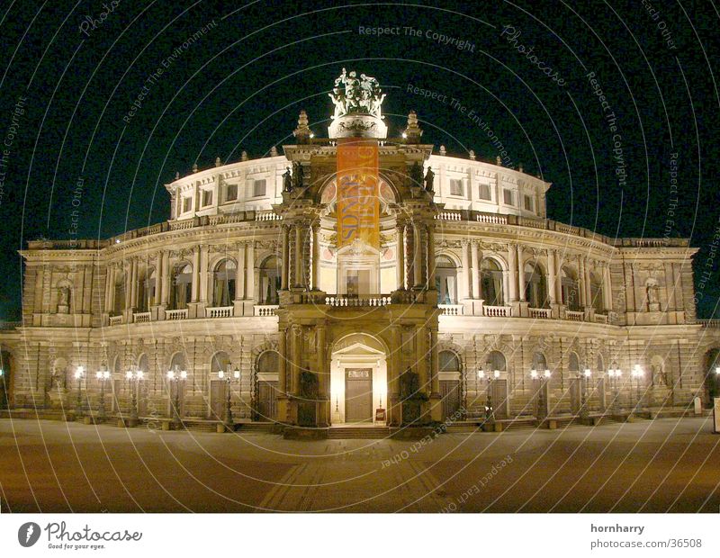 Semperoper bei Nacht Dresden Stimmung Konzert Eingang Bier Musik Oper Beleuchtung Staatskapelle