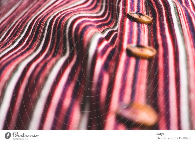 Detail eines gestreiften Kleides mit Knopfleiste Schaltfläche Detailaufnahme nach unten selektiv Fokus Textur Frau Gewebe Textil gewebt Baumwolle Faser Farbe
