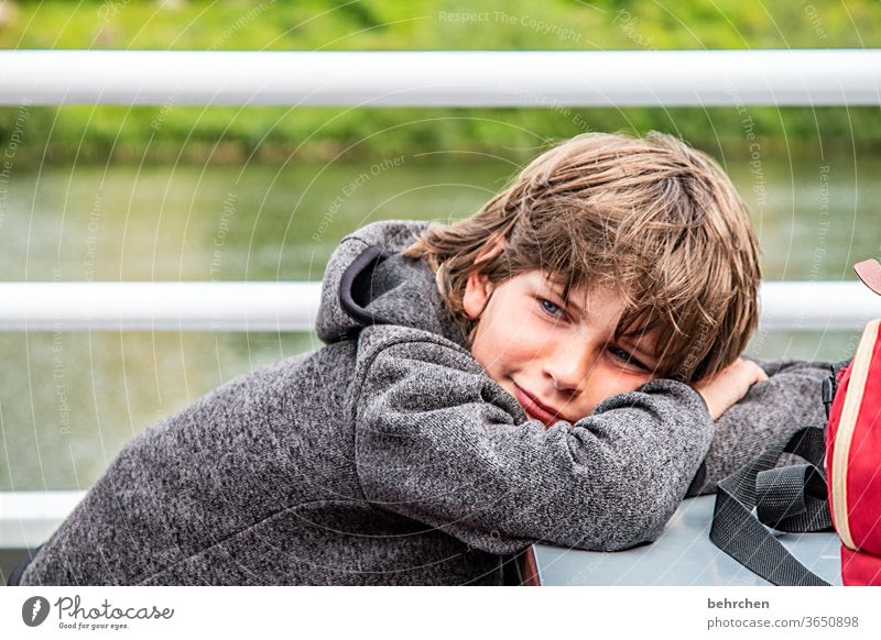 träumerle träumen Familie & Verwandtschaft frech lange Haare Farbfoto Kontrast Licht Tag Gesicht Kindheit Junge Porträt Nahaufnahme Sonnenlicht Lächeln Charme