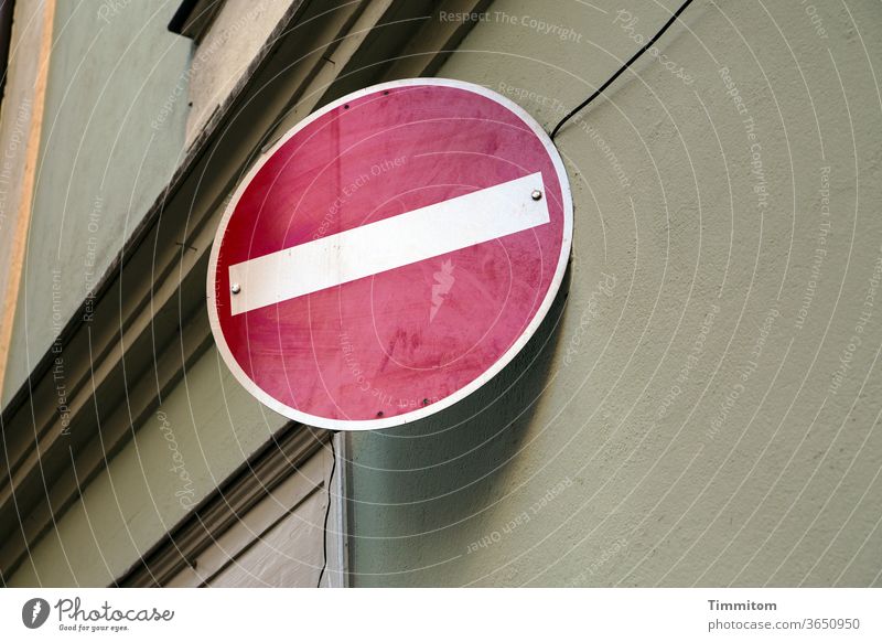 Verkehrsschild "Einfahrt verboten" an Hausfassade Schilder & Markierungen Verkehrszeichen Straßenverkehr Verbote Farbfoto Sims Kabel Farbe weiß rot