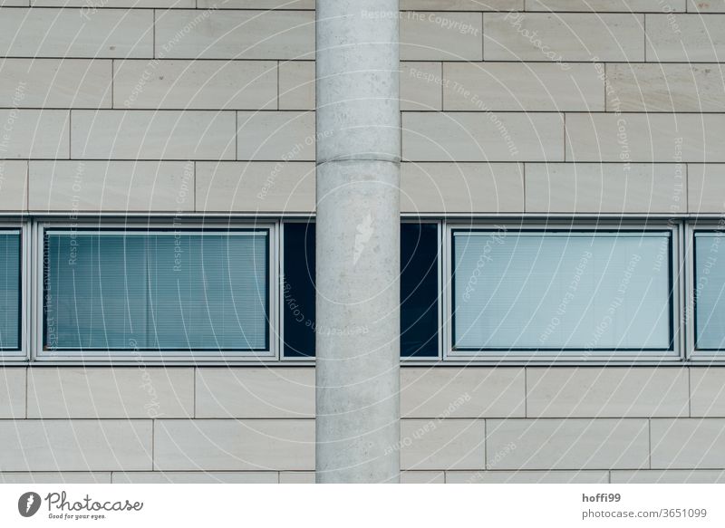 Säule, Fenster und Kacheln an der Wand Minimalismus minimalistisch Säulen Fensterscheibe reflektierend Architektur modern Tristesse grau Fassade Linie Design