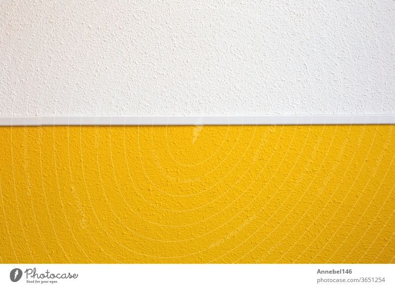 Halbe gelbe Wand Halbe weiße Wand moderne Retro-Design-Inneneinrichtung für den heimischen Hintergrund Textur Farbe Tapete Muster abstrakt retro dekorativ