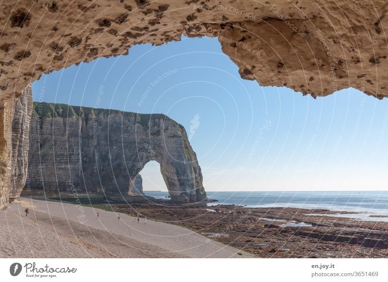 Felsenbögen am Strand von Étretat bei Ebbe mit Blick auf das Meer und den Horizont Frankreich Normandie Kreidefelsen Küste Klippen Aussicht Touristen Tourismus