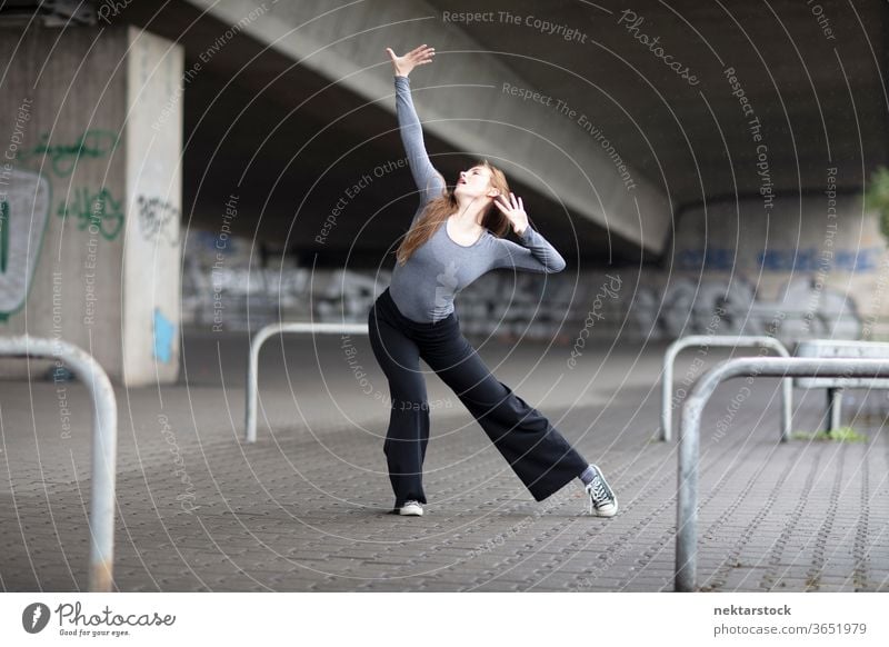 Moderne Tänzerin in Pose auf dem Bürgersteig Frau Ausdruckstänzer eine Person Mädchen Junge Frau kaukasische Ethnizität Jugendkultur in voller Länge