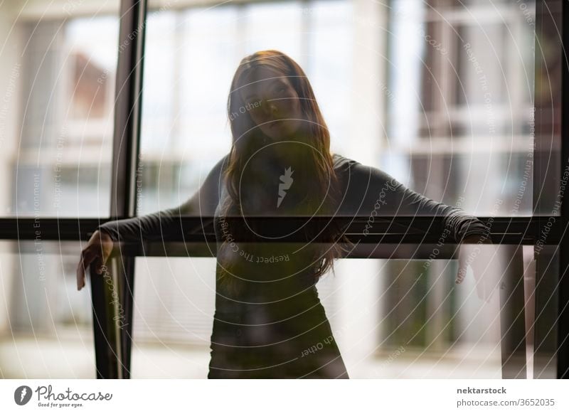 Attraktive Frau Hinter Fenster Glastrennwand Ein Lizenzfreies Stock Foto Von Photocase