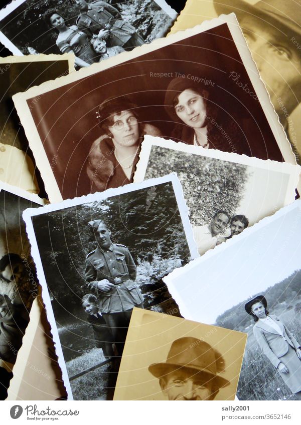 back to the roots | Familie Fotos Familienfotos Familienalbum Großeltern Schwarzweißfoto sepia 20er Jahre Hut Wehrmachtsuniform analog alt Fotografie