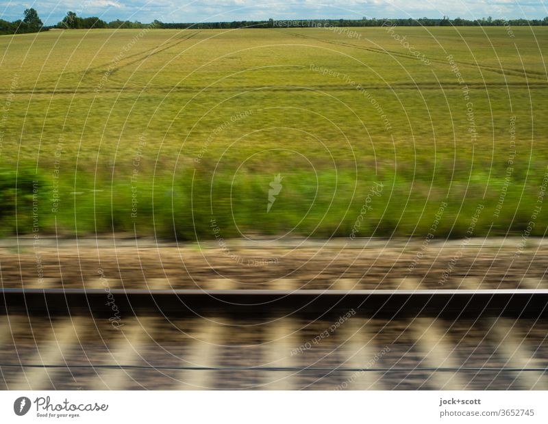 schnell fuhren wir auf Schienen durch die sommerlich getrübte Landschaft Getreidefeld Natur Geschwindigkeit Panorama (Aussicht) Bewegungsunschärfe Horizont