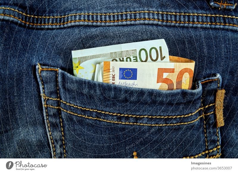 Euro Banknoten in den Taschen der Jeanshose. Einfach das Geld stehlen. Taschendiebe Bargeld Euros Hose Konzept Reichtum Sparen Euro-Scheine Euroschein Diebstahl