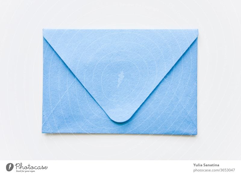 klassisch blauer Umschlag mit runden Ecken auf weißem Hintergrund Kuvert zugeklappt senden Brief flach Post E-Mail Nachricht Plakette kreativ Zeichen Jeton Netz