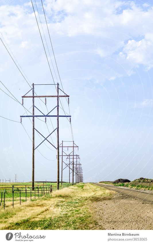 Hölzerne Elektromasten mit blauem Himmel im Hintergrund ländlich Spannung Technik & Technologie Elektrizität elektrisch Kraft Industrie Linie Licht Draht Kabel