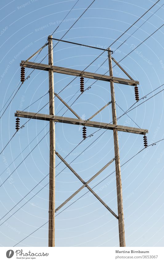 Elektrischer Holzmast mit blauem Himmel im Hintergrund ländlich Spannung Technik & Technologie Elektrizität elektrisch Kraft Industrie Linie Licht Draht Kabel