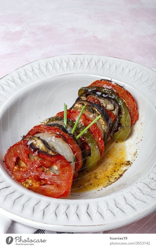 Hausgemachte Ratatouille. Traditioneller französischer Eintopf mit Sommergemüse Tomaten Zwiebel grüner Pfeffer Knoblauch Lebensmittel Gesundheit Mittagessen