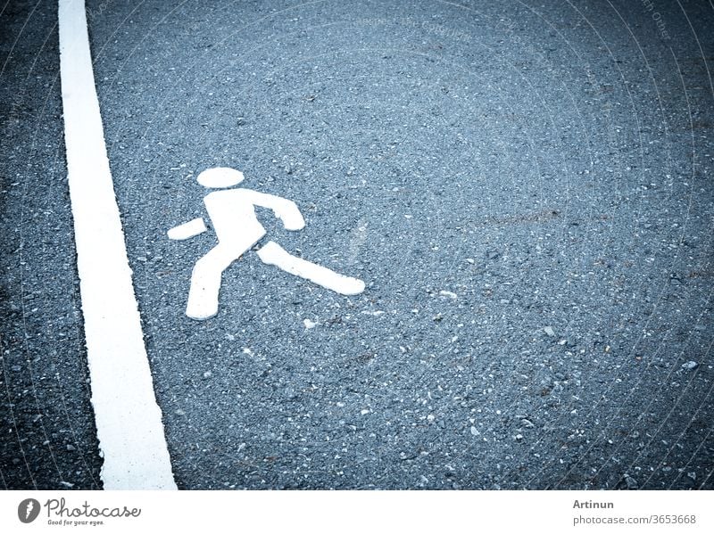 Weiß gemaltes Schild auf Asphalt. Die Menschen werden die Ziellinie betreten. Scheuen Sie sich nicht, über Hindernisse zu treten Konzept. Fußgängerweg abstrakt